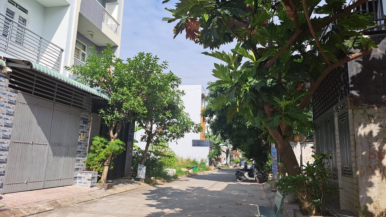 Nhà 3 tầng Long Trường 60m² giá 5.25 tỷ - Nhà mới, xách vali vào ở ngay!