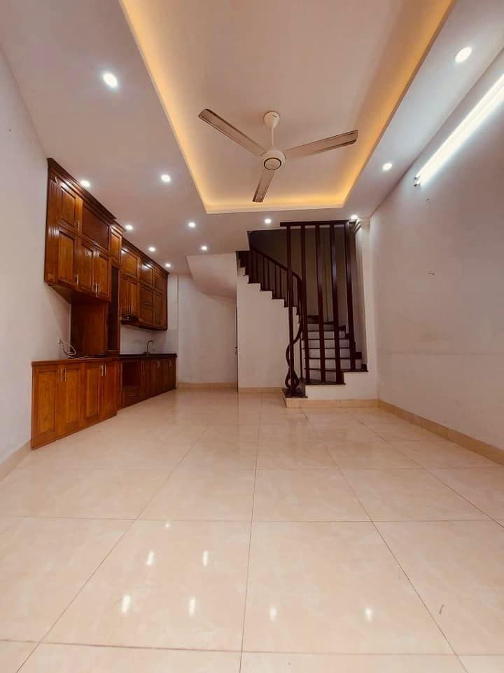 Nhà phố Thạch Bàn 31m² giá 2 tỷ - Lô góc, gần chợ và hồ điều hòa!