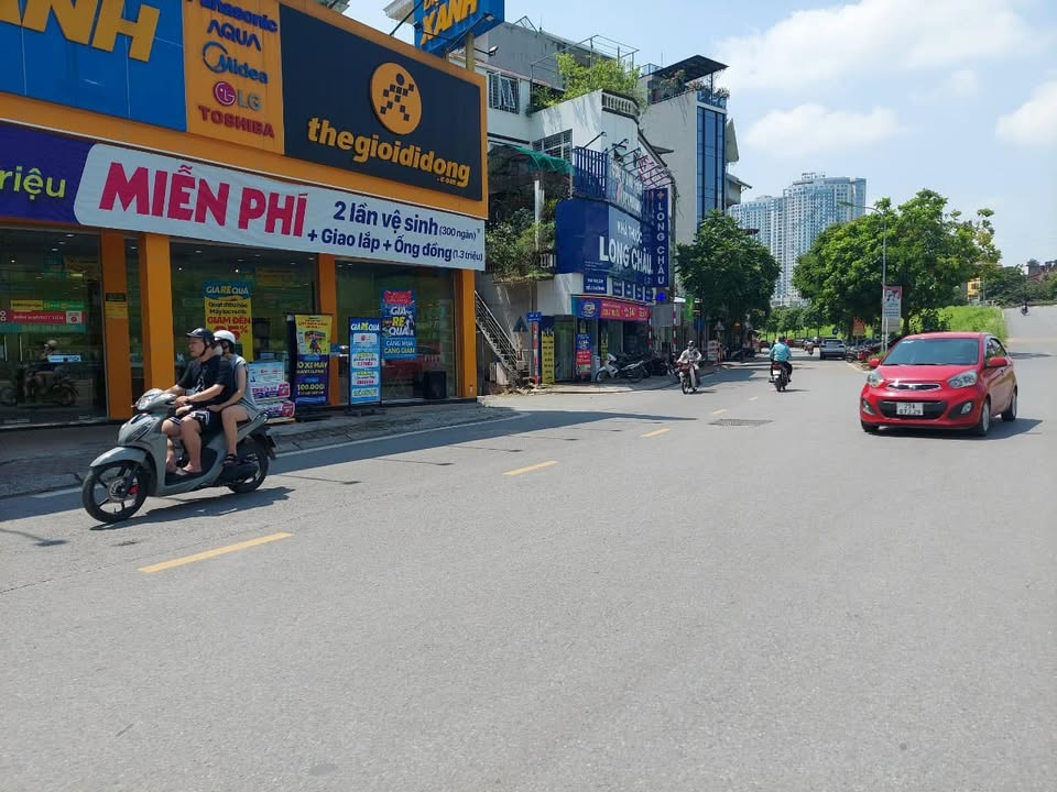 Tòa văn phòng 8 tầng mặt phố Ngọc Thụy 240m² giá 50 tỷ - Đầu tư lý tưởng tại Long Biên!