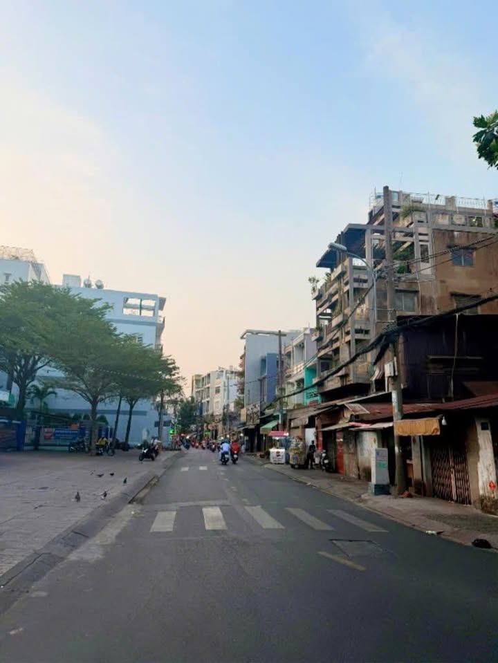 Nhà phố mặt tiền Trịnh Đình Trọng, Quận 11, 116m² giá 12.8 tỷ - Đầu tư sinh lời ổn định!