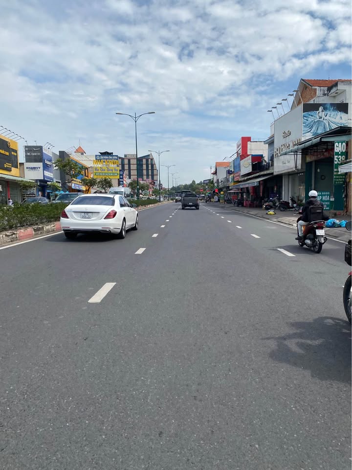 Nhà hẻm xe hơi đường Hoàng Hữu Nam, Quận 9, 135m² giá 6 tỷ - Nhà 2 tầng thoáng mát, chính chủ!