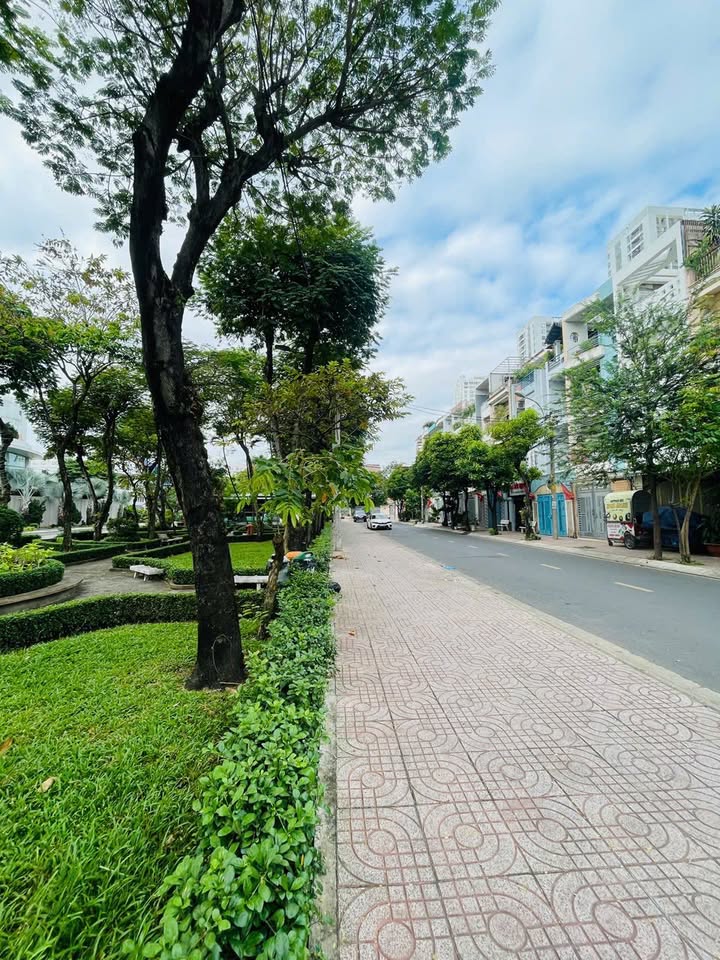 Bán nền đất mặt tiền 72m² đối diện công viên tại Chánh Hưng - Đầu tư sinh lời lý tưởng!