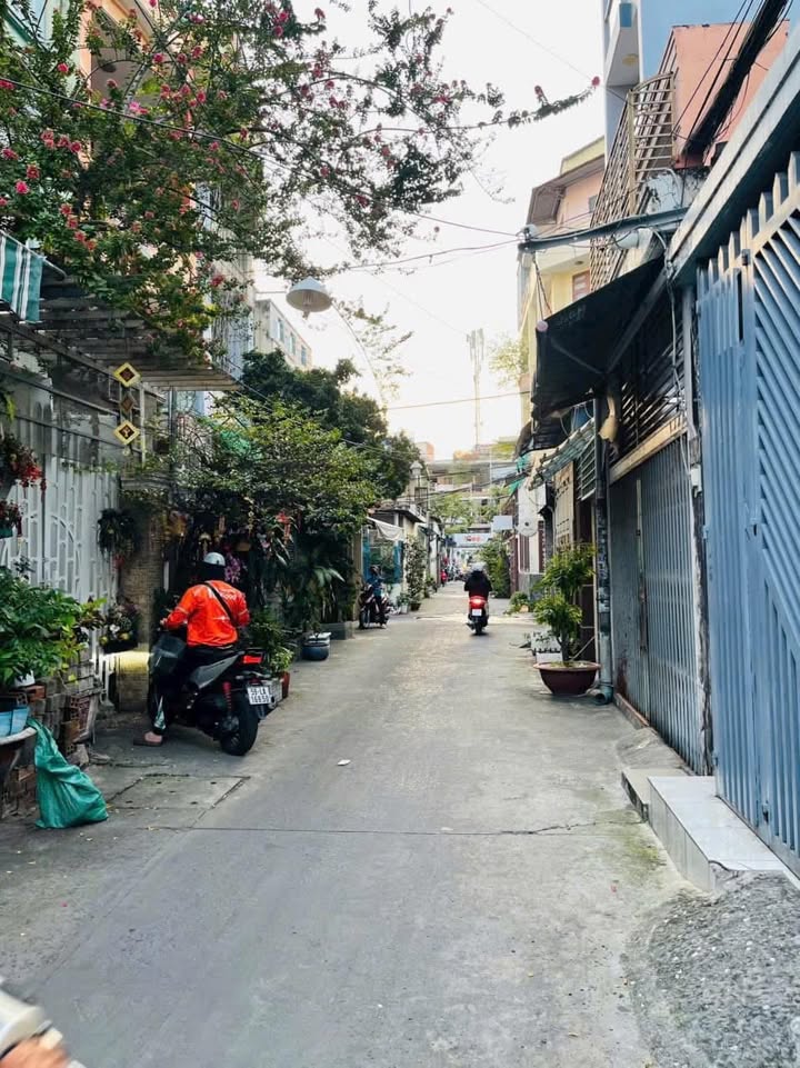 Nhà nguyên căn cho thuê hẻm xe hơi Phạm Hùng F4 Quận 8 72m² giá 14 triệu - Tiện nghi đầy đủ!