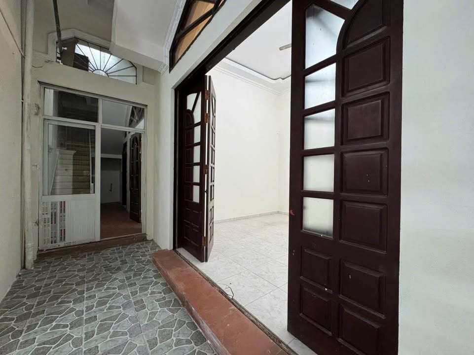 Nhà 3 tầng mặt đường Miếu Hai Xã, Hải Phòng 90m² giá 6 tỷ - Vị trí đẹp, thoáng mát!