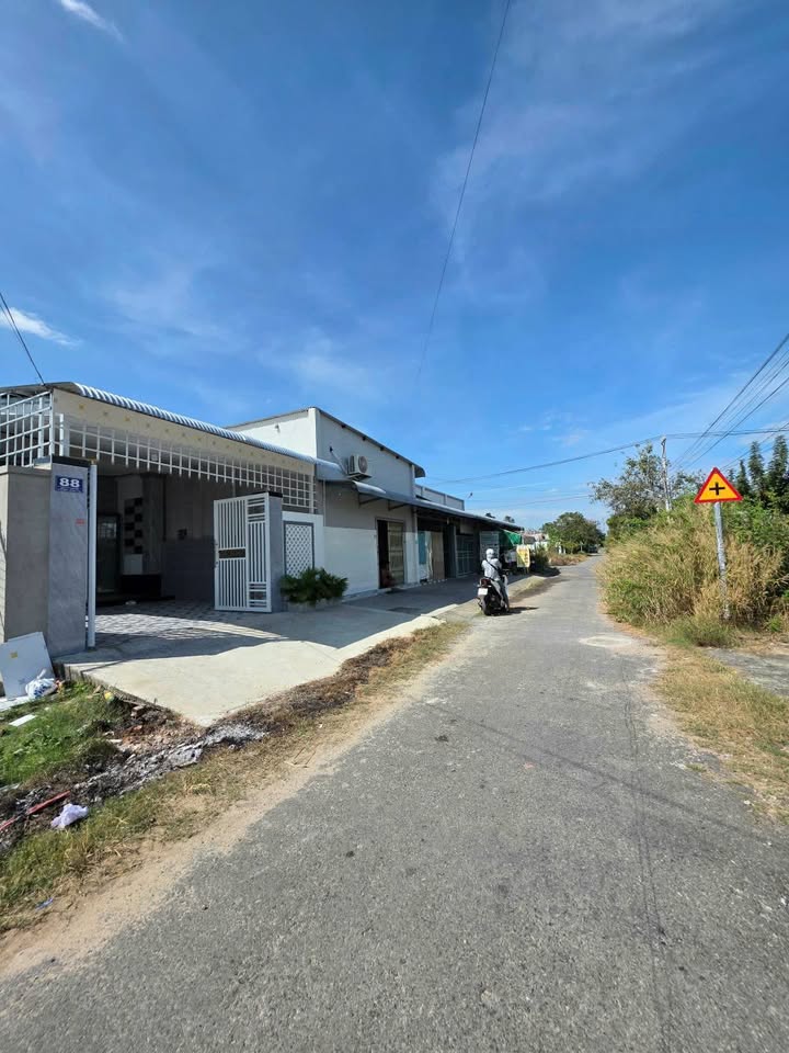 Nhà phố Hòa Thành Tây Ninh 154m² giá 1.49 tỷ - Kinh doanh thuận lợi ngay mặt đường!