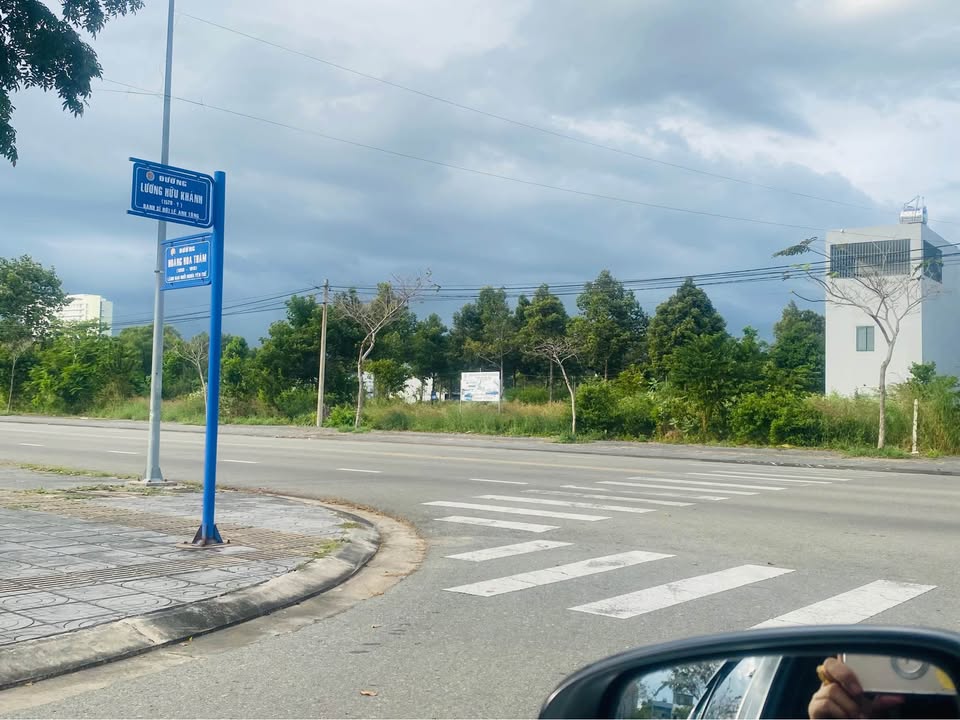 Nhà mặt tiền Lương Hữu Khánh 102.5m² giá 2.4 tỷ - Sổ đỏ chính chủ, hướng Đông