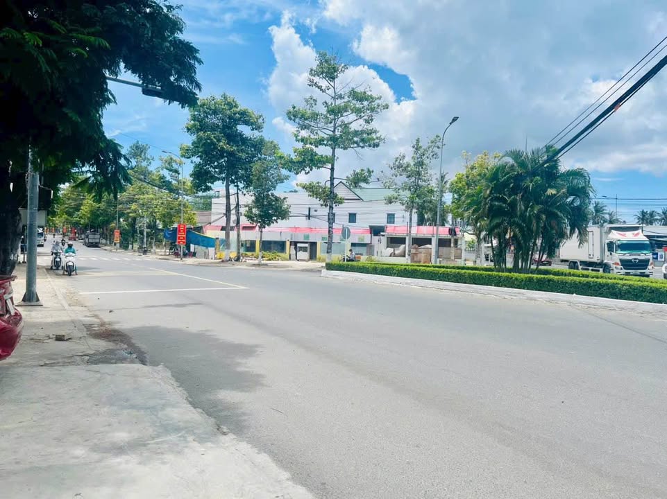 Nhà mặt tiền Phạm Văn Đồng, Cam Thuận, Cam Ranh 169m² giá 7.5 tỷ - Cơ hội đầu tư tuyệt vời!