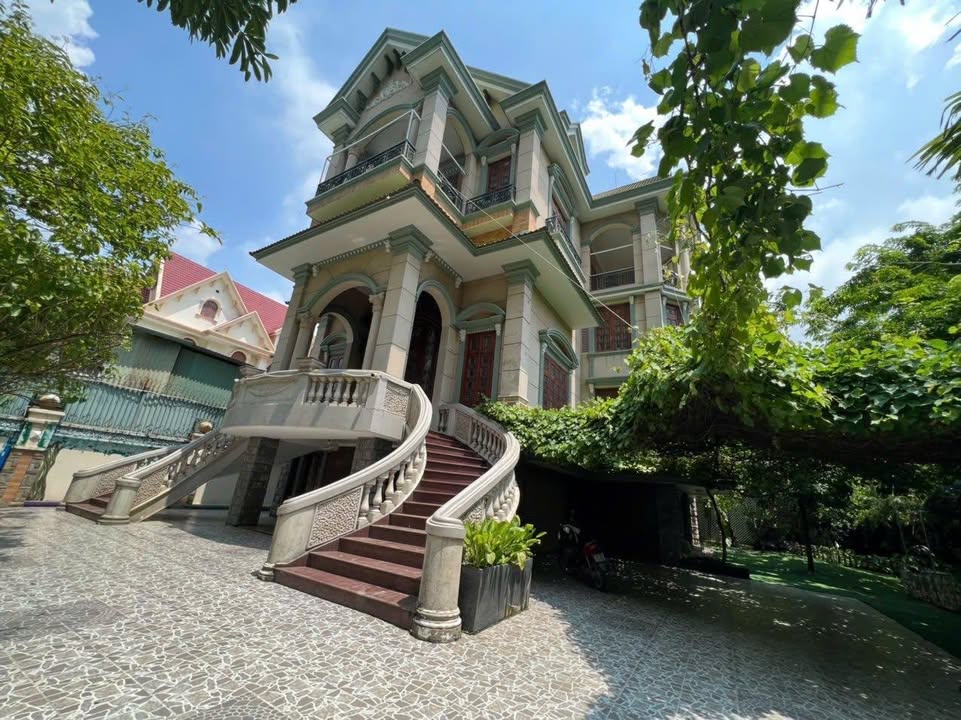 Biệt thự mặt tiền Nguyễn Văn Hưởng, Thảo Điền 1300m² - Cơ hội kinh doanh tuyệt vời!