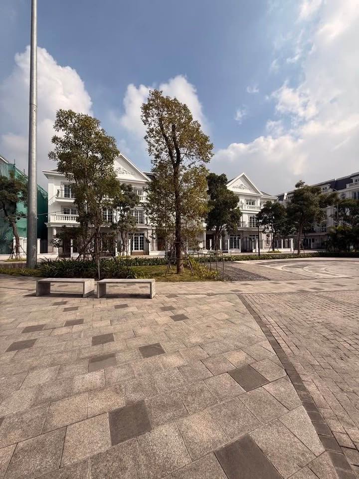 Biệt thự Eurowindow Trâu Quỳ Gia Lâm 192.5m² - Sổ đỏ chính chủ, thiết kế 3 tầng sang trọng!