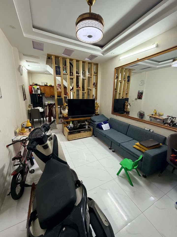 Nhà đẹp ngõ 89 Lạc Long Quân, 40m² giá 13.3 tỷ - Vào ở ngay, tặng nội thất!