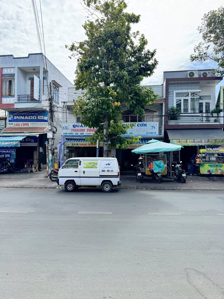 Cho thuê nhà nguyên căn mặt tiền đường Thống Nhất, La Gi 180m² giá 30 triệu - Vị trí kinh doanh lý tưởng!