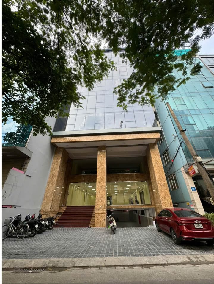Cho thuê tòa nhà mặt phố Hoàng Ngân 380m² giá 180 triệu - Lô góc đẳng cấp, nhận nhà ngay!