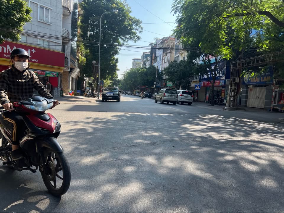 Bán nhà mặt phố Trạm, Long Biên 90m² - Kinh doanh đắc địa, giá thương lượng!