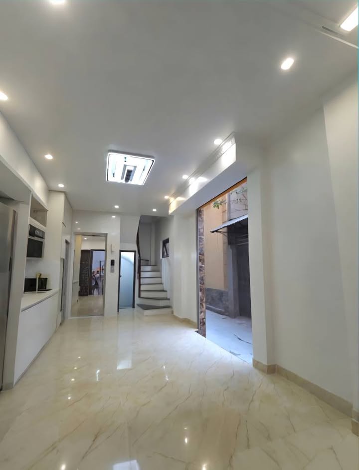 Nhà 6 Tầng Định Công 35m² giá 9.5 tỷ - Thiết kế hiện đại, View hồ thoáng mát!