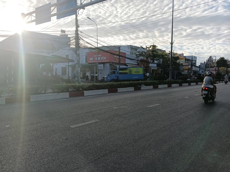 Nhà và đất sân vườn mặt tiền đường Hoàng Văn Thụ, La Gi 856m² giá 9.2 tỷ - Cơ hội đầu tư tuyệt vời!