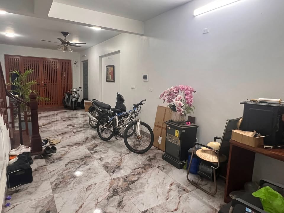 Cho thuê văn phòng 50m² tại Cầu Giấy - Mặt đường Dương Quảng Hàm, thuận tiện kinh doanh!