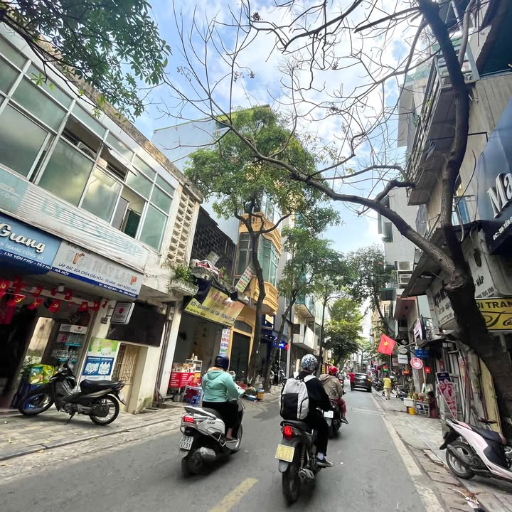 Mặt phố Yên Phụ Ba Đình 50m² giá 20 tỷ - Kinh doanh sầm uất, lô góc 2 mặt thoáng!