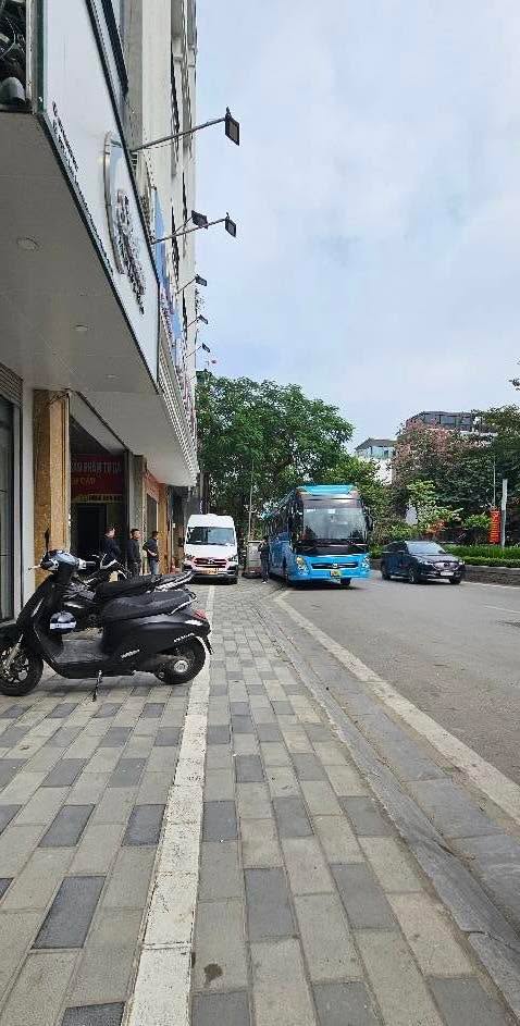 Mặt phố Lạc Long Quân Tây Hồ 37m² giá 31.5 tỷ - Đầu tư sinh lời ngay!