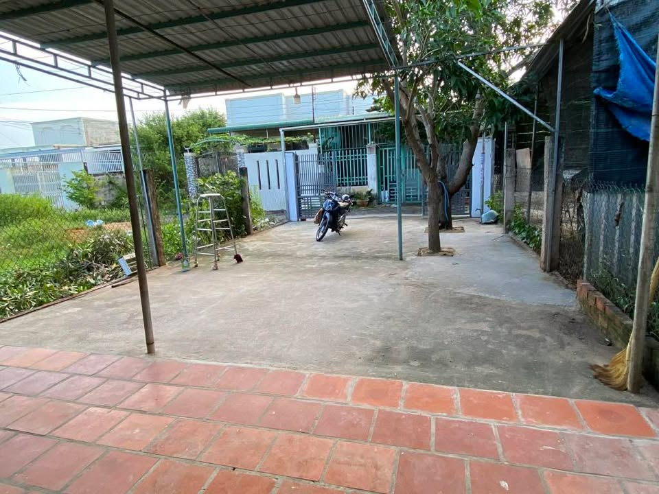 Nhà nguyên căn cho thuê tại Hàm Thắng, 100m² - Khu vực an ninh, giá chỉ 2.5 triệu!