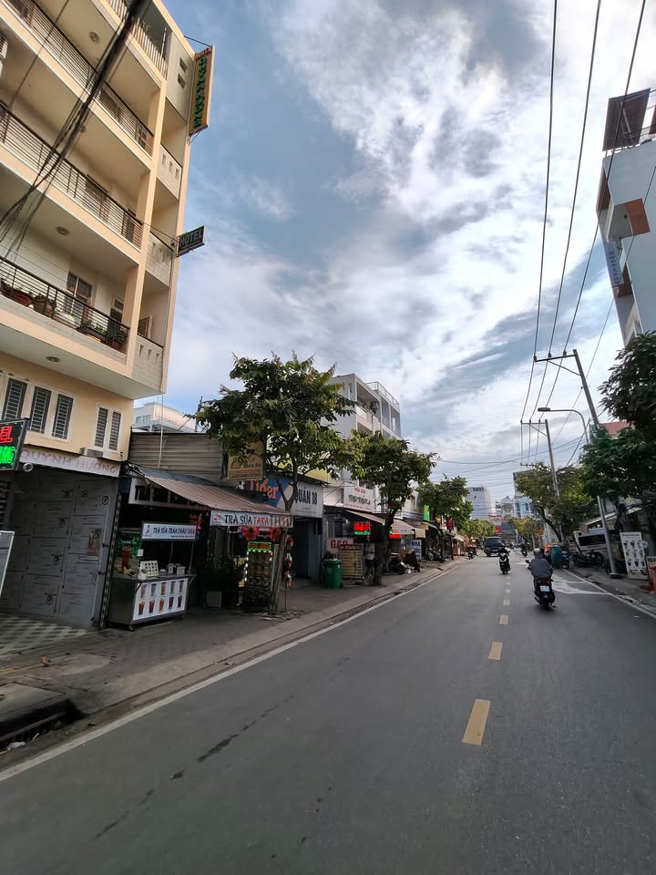 Căn hộ dịch vụ mặt tiền đường Lý Phục Man Quận 7 120m² giá 50 triệu - Kinh doanh tuyệt vời!