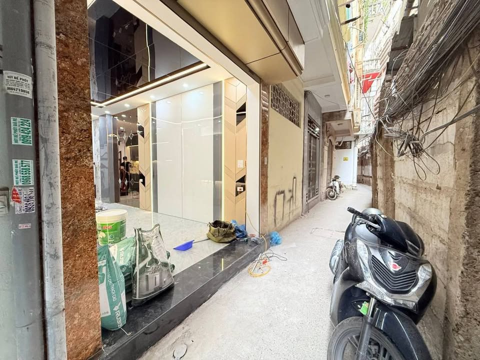 Nhà phố Ba Đình 32m² giá 8 tỷ - Sổ đỏ chính chủ, nội thất đầy đủ!