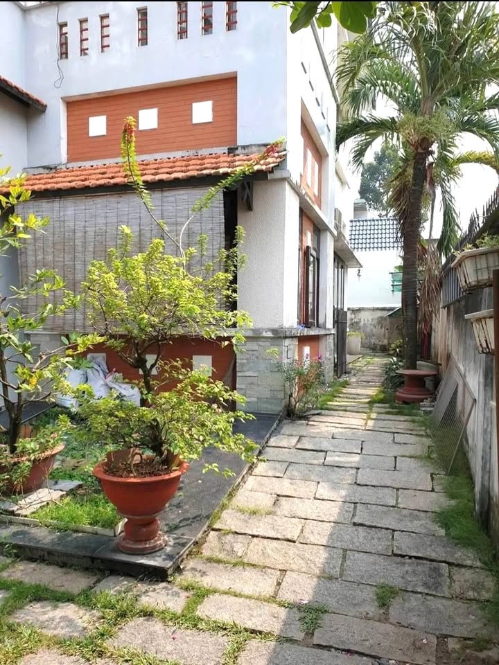 Biệt thự nghỉ dưỡng cao cấp Bà Điểm Hóc Môn 205m² - Sổ hồng riêng, giá tốt thương lượng!