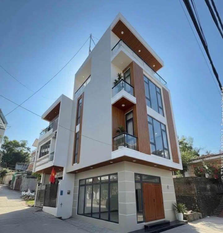 Nhà Căn Góc Cao Thắng Hạ Long 50m² giá 4.1 tỷ - Không cần điều hòa vẫn mát mẻ!