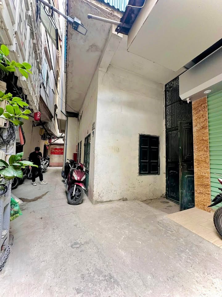 Bán đất tặng nhà ngõ Cửa Bắc, quận Ba Đình, 41m² giá 13.6 tỷ - Hai mặt ngõ thoáng rộng!