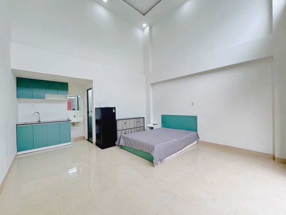 Nhà cho thuê tại Phú Nhuận 120m² - Full nội thất sang trọng, sân rộng rãi!