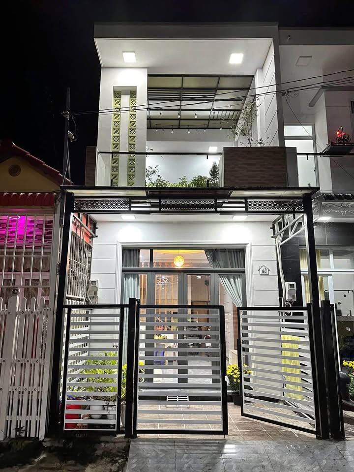 Nhà Lầu Đẹp KDC Khóm 8, Châu Đốc 56m² giá 1.85 tỷ - Thiết kế hiện đại sang trọng!