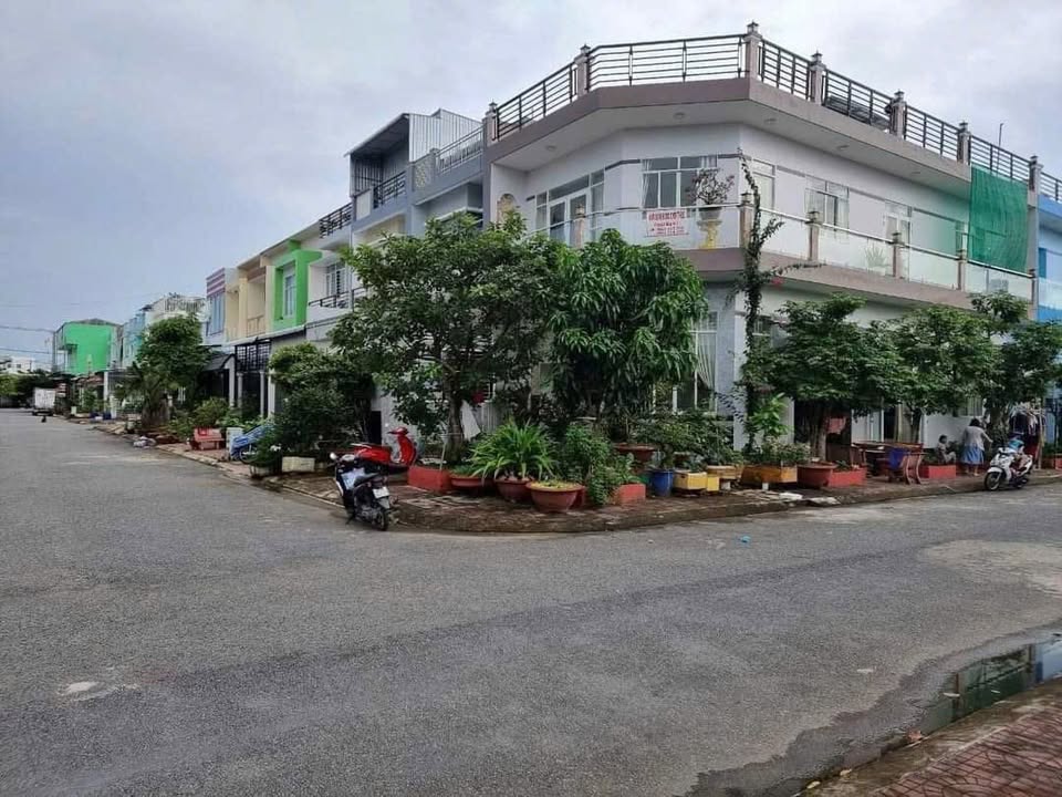 Nhà 1 trệt 1 lầu góc 2 mặt tiền phường Lý Văn Lâm, Cà Mau - Chỉ 4,5 tỷ!