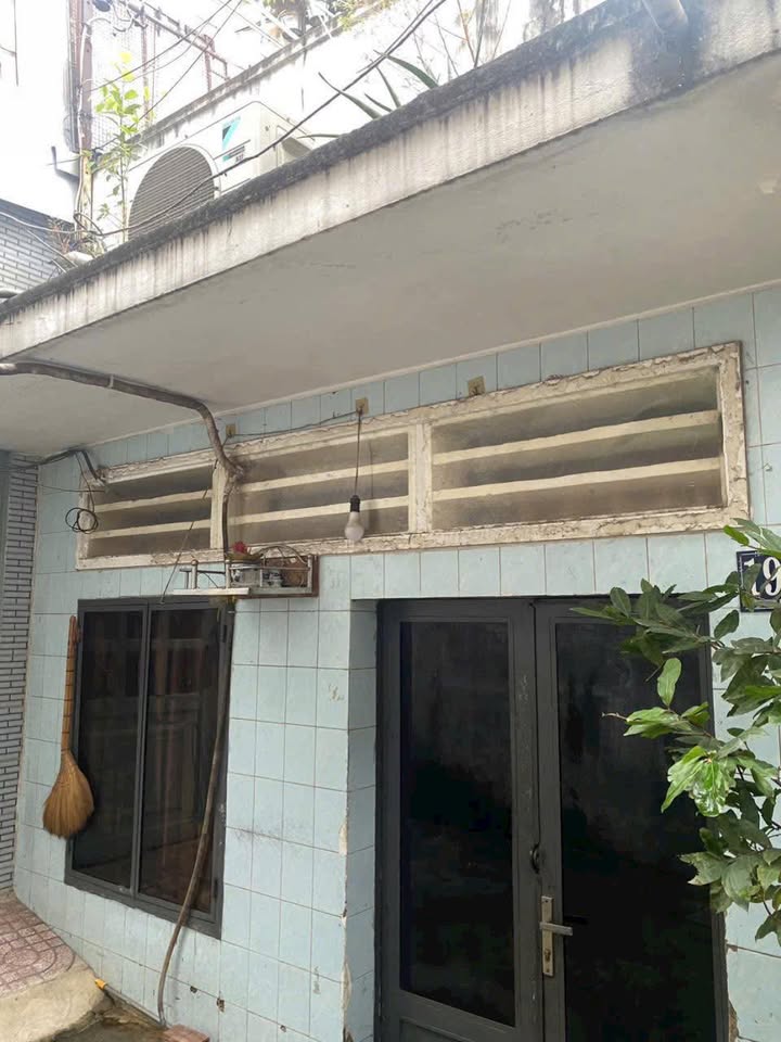 Nhà bán quận 12, đường Trường Chinh 32m² giá 2.5 tỷ - Tiện xây mới ngay!