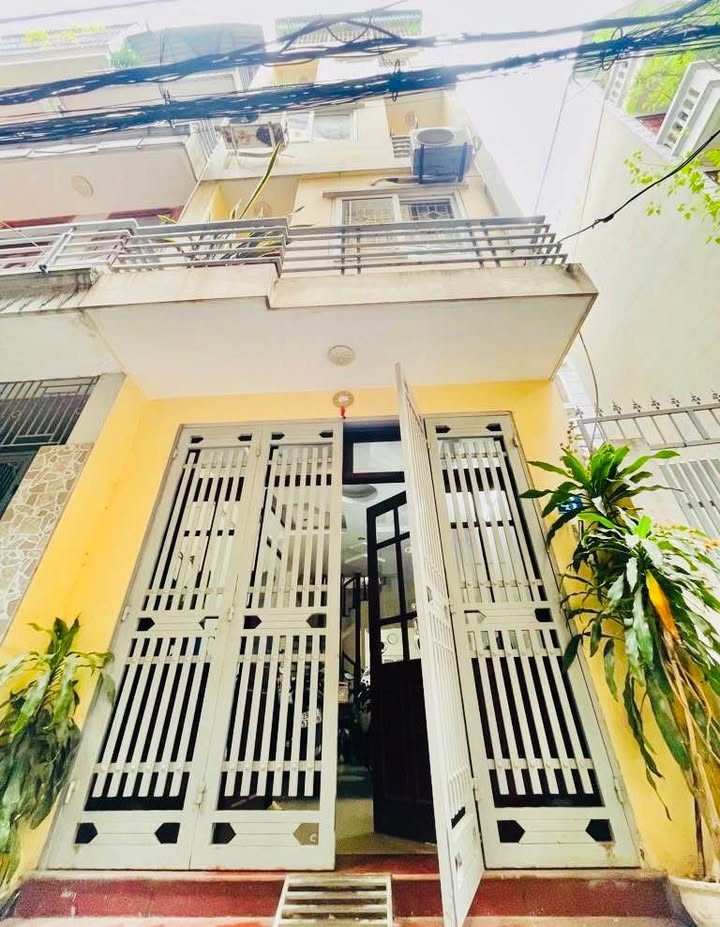 Nhà phố Nguyễn Đình Hoàn 45m² giá 12 tỷ - Hướng thoáng, ngõ thông rộng rãi!