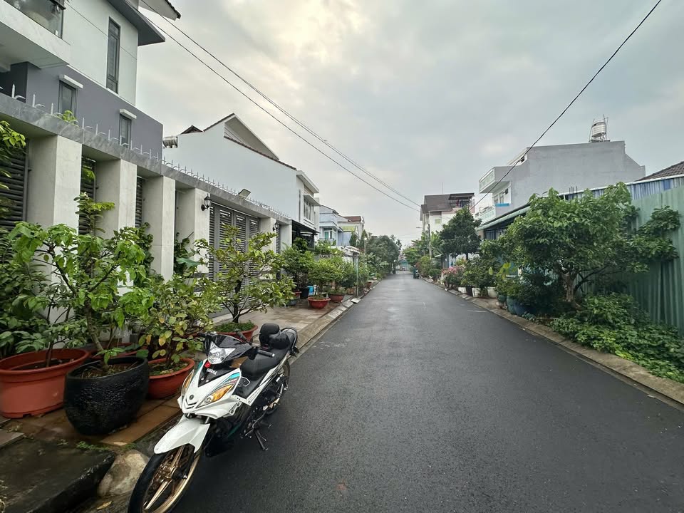 Đất nền Hiệp Bình Chánh Thủ Đức 100m² giá 10.9 tỷ - Đường thông thoáng, dân trí cao!