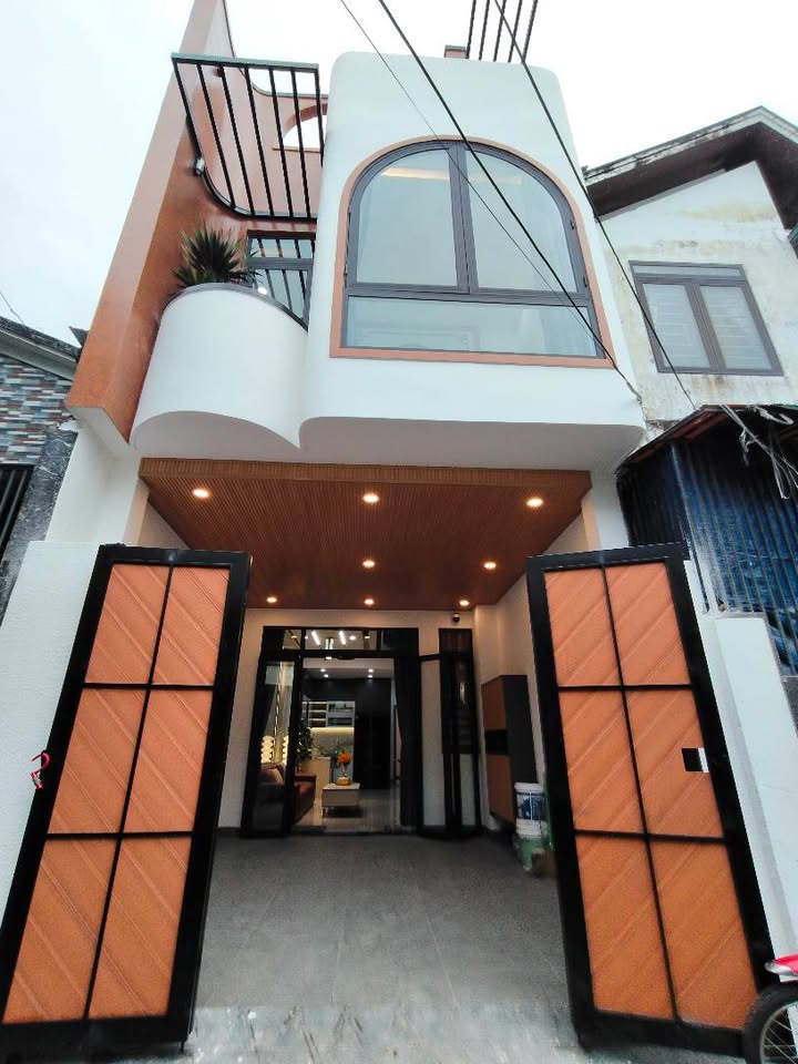 Nhà 2 tầng đường Hoàng Văn Thái 70m² giá 4 tỷ - Tiện nghi đầy đủ, gần bến xe Đà Nẵng!