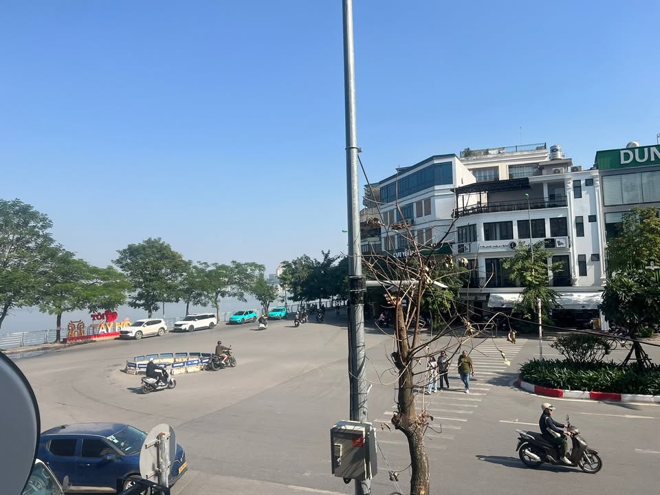 Nhà phố Văn Cao, Ba Đình 32m² giá 7.96 tỷ - Đối diện Sân Vận Động Quần Ngựa!