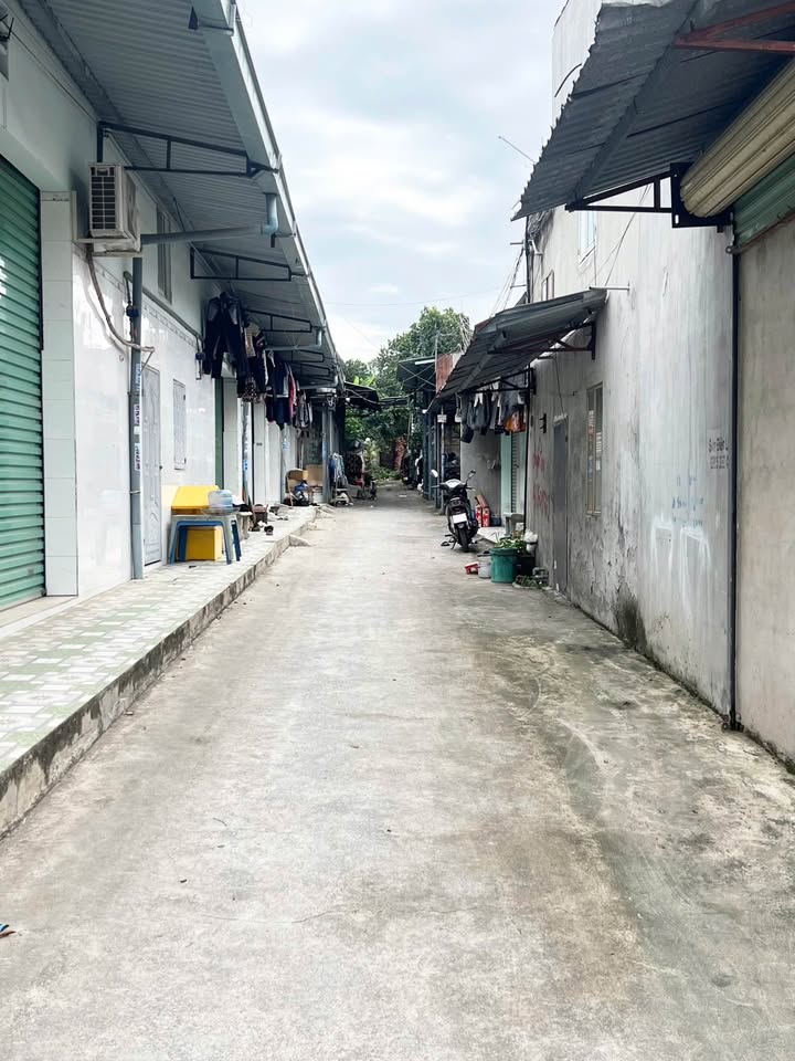 Bán đất Tân Đông Hiệp Dĩ An 150m² giá 1.6 tỷ - Sổ đỏ chính chủ, tặng nhà cấp bốn!