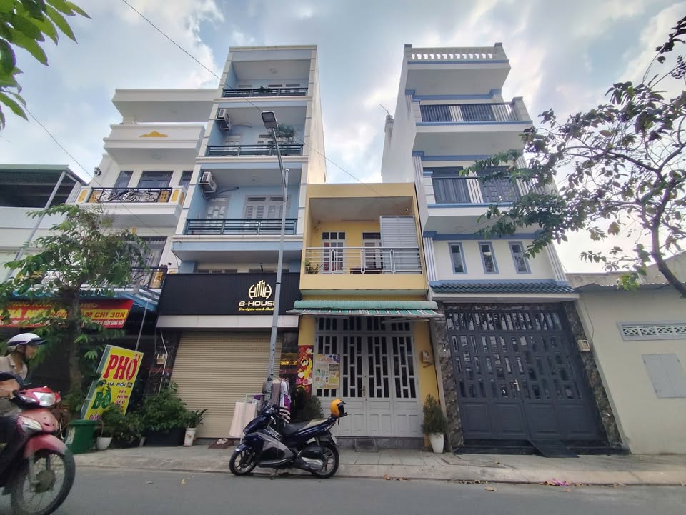 Bán gấp FrontHouse mặt tiền Trung Mỹ Tây, quận 12 - Giá chỉ 4.9 tỷ