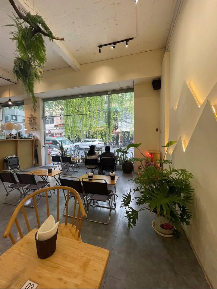 Quán cà phê cho thuê quận Hoàn Kiếm 60m² giá 35 triệu - Mặt tiền 8m thoáng đãng!