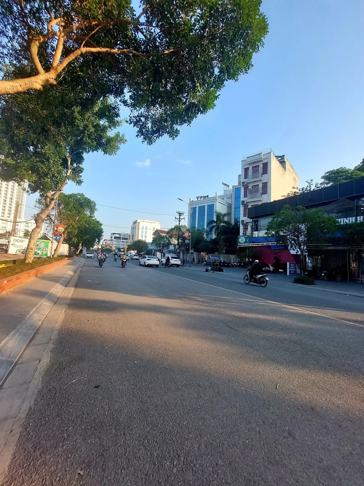 Nhà mặt tiền đường Trần Hưng Đạo, Nam Định 96m² giá 10 tỷ - Cơ hội vàng cho kinh doanh!