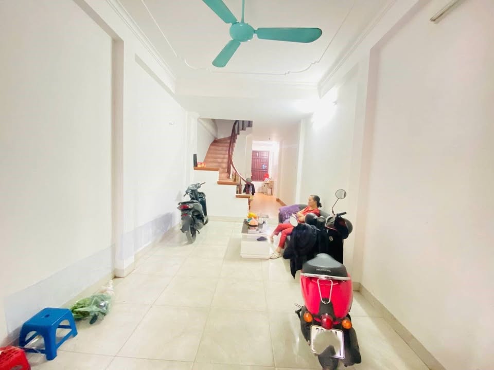 Nhà nguyên căn cho thuê phố Trạm Long Biên 60m² giá 14 triệu - Ô tô đỗ cửa thoải mái!