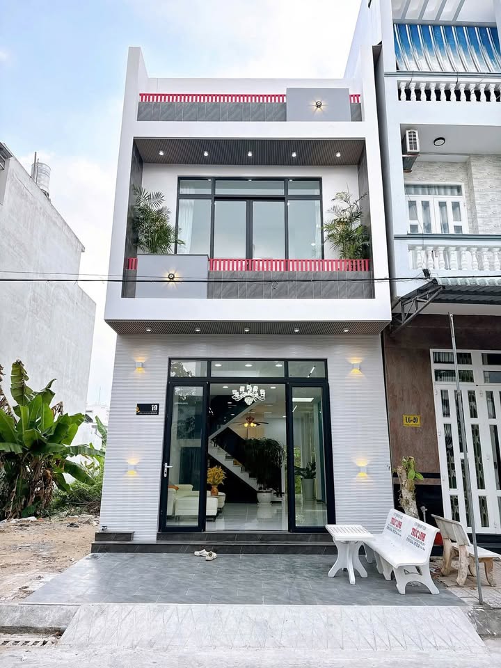 Nhà phố Thuận Giao 120m² giá 1.8 tỷ - Gần chợ đêm Hòa Lân, sẵn sàng ở ngay!