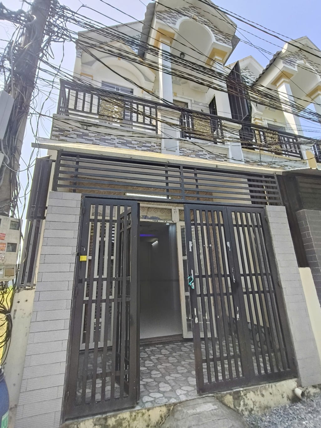 Bán nhà mặt tiền Hóc Môn 40m² giá 850 triệu - Nhà mới, chính chủ, sổ riêng!