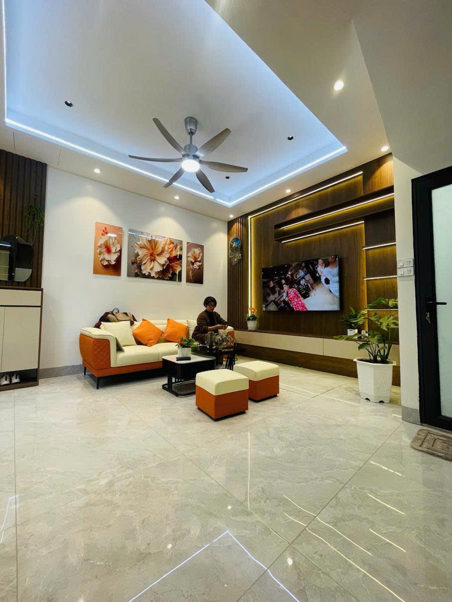 Bán nhà lô góc Phố Xuân Thủy 42m² giá 14 tỷ - Kinh doanh sầm uất, ô tô đỗ cửa!