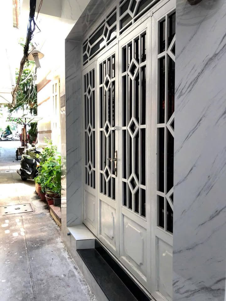 Nhà trung tâm quận 1, 2 tầng, 12m² giá 2.6 tỷ - Cơ hội sở hữu ngay!