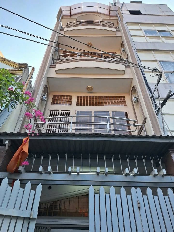 Nhà phố Trần Hưng Đạo, Q1 48.6m² giá thỏa thuận - Vị trí trung tâm, tiện ích đầy đủ!