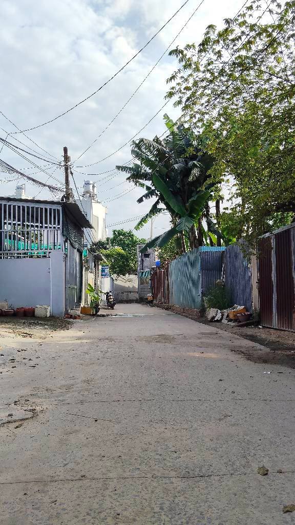 Nhà Hóc Môn 100m² giá 4,3 tỷ - Sân rộng, xe ô tô vào tận nhà!