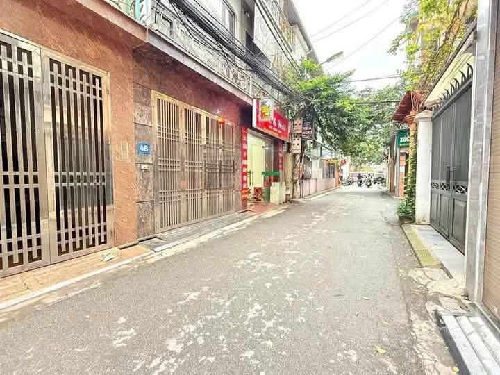 Nhà lô góc Trần Quốc Hoàn 45m² giá 21.5 tỷ - Kinh doanh đỉnh cao!