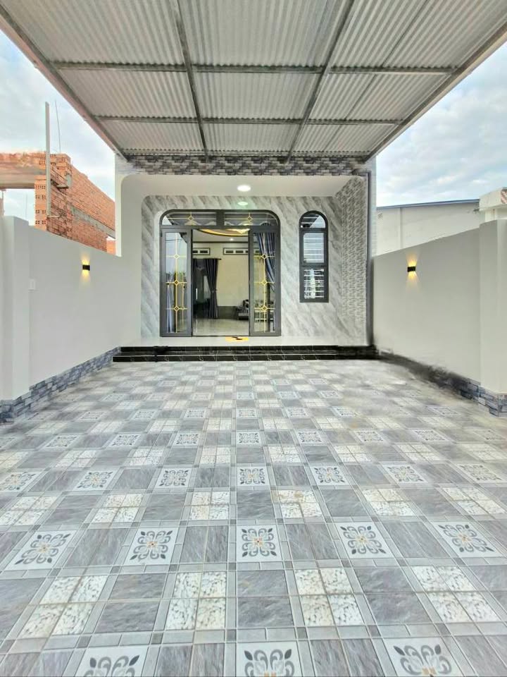 Nhà mới Hòa Thành Tây Ninh 135m² giá 1.3 tỷ - Thiết kế hiện đại, sân ô tô rộng rãi!