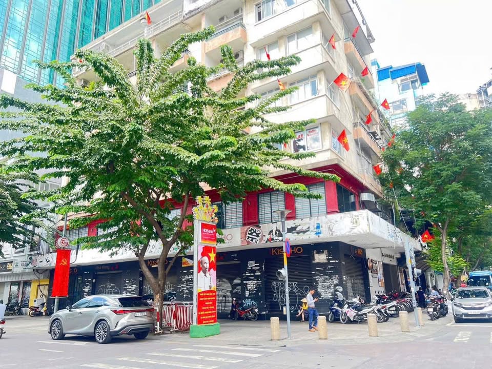 Cho thuê mặt bằng góc 2 mặt tiền Nguyễn Huệ, 120m² - Giá tốt cho kinh doanh!